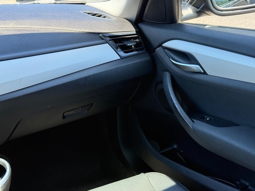 BMW X1 Vehicle Full-screen Gallery Image 14