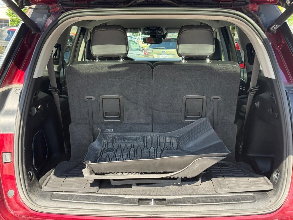 Jeep Grand Cherokee L Vehicle Full-screen Gallery Image 05