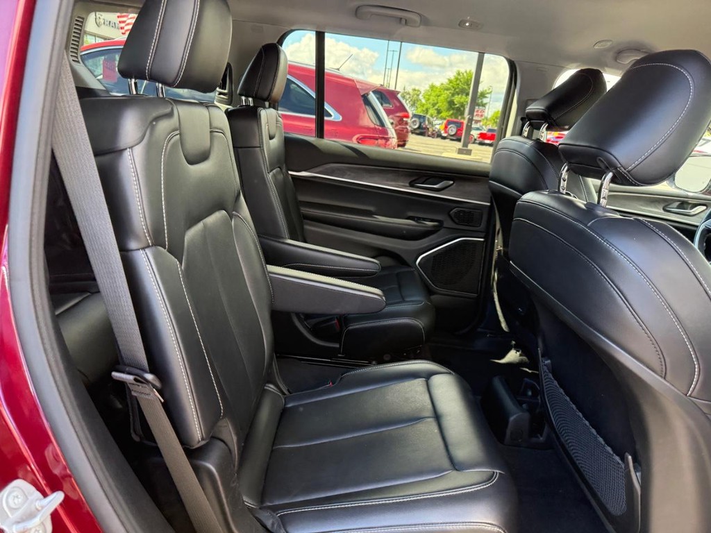 Jeep Grand Cherokee L Vehicle Full-screen Gallery Image 07