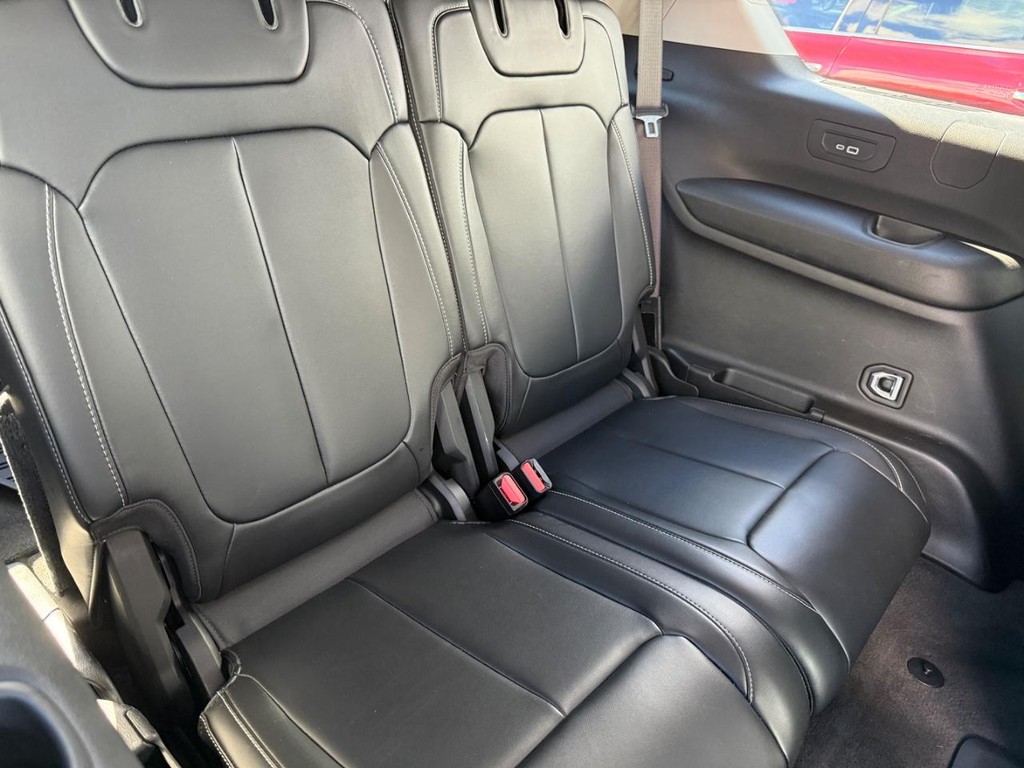 Jeep Grand Cherokee L Vehicle Full-screen Gallery Image 08