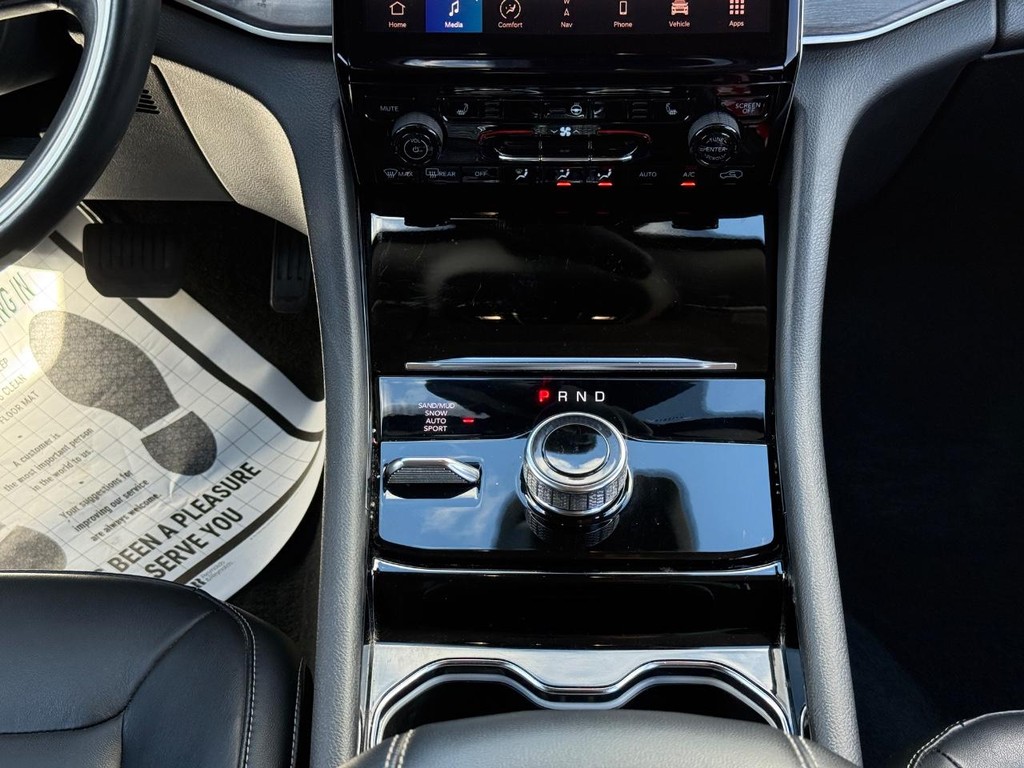 Jeep Grand Cherokee L Vehicle Full-screen Gallery Image 11