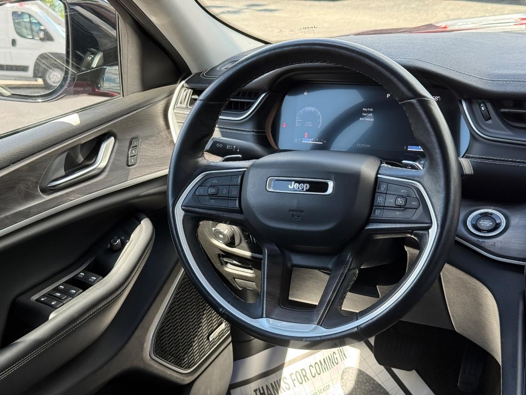 Jeep Grand Cherokee L Vehicle Full-screen Gallery Image 12