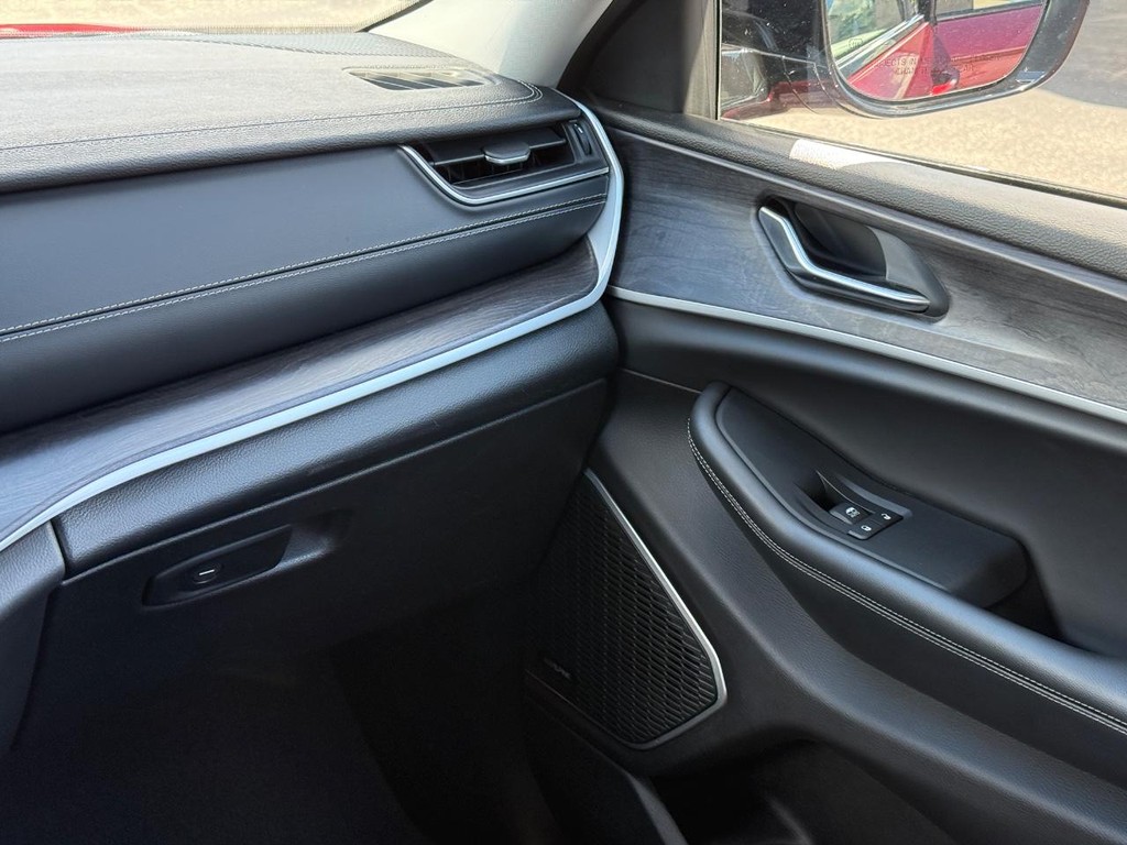 Jeep Grand Cherokee L Vehicle Full-screen Gallery Image 13