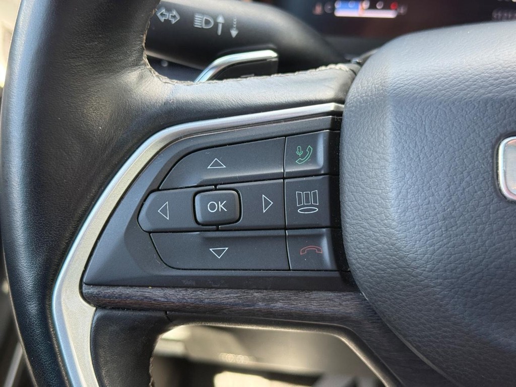 Jeep Grand Cherokee L Vehicle Full-screen Gallery Image 15