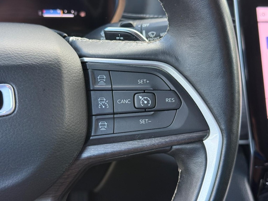 Jeep Grand Cherokee L Vehicle Full-screen Gallery Image 16