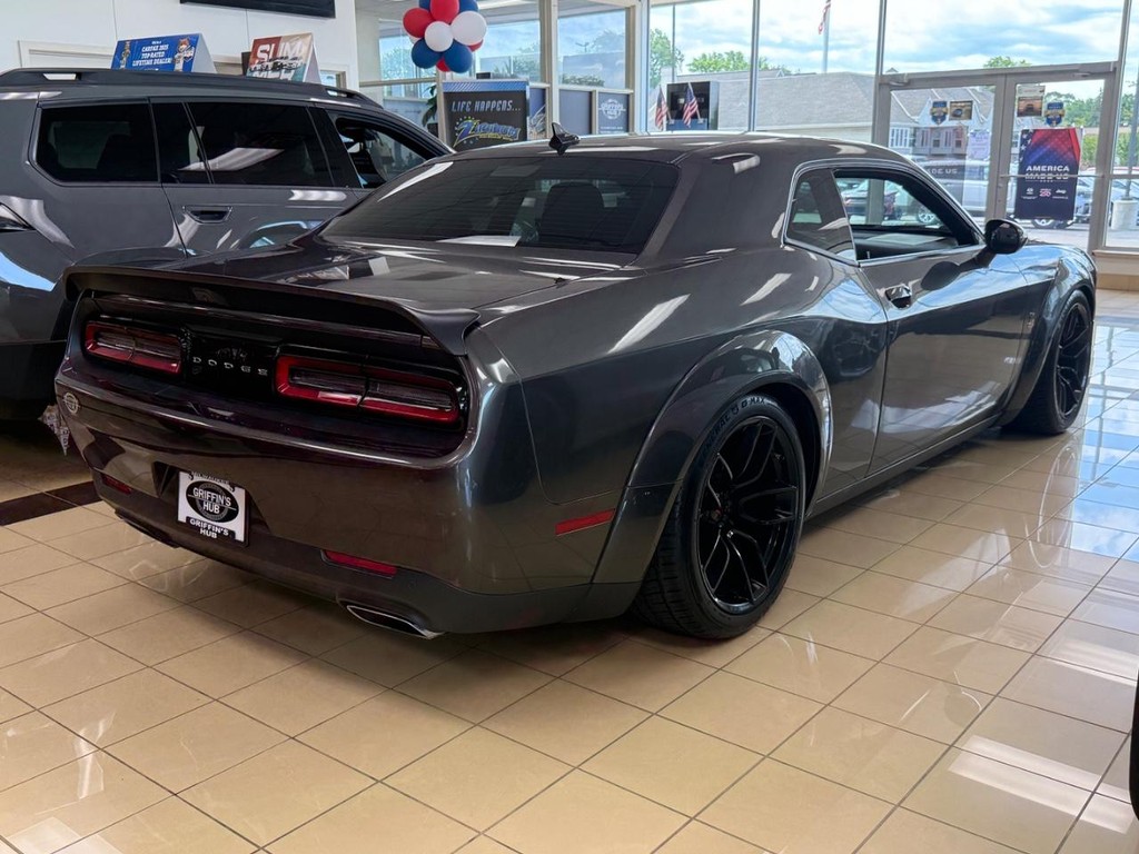 Dodge Challenger Vehicle Full-screen Gallery Image 02