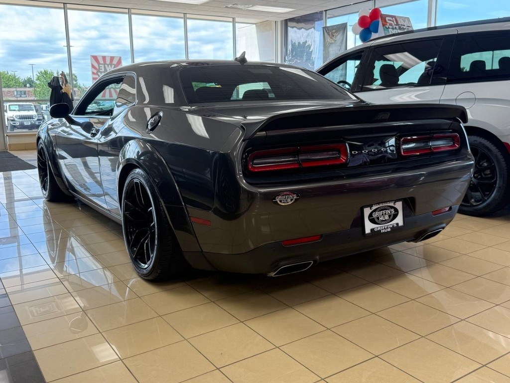 Dodge Challenger Vehicle Full-screen Gallery Image 04
