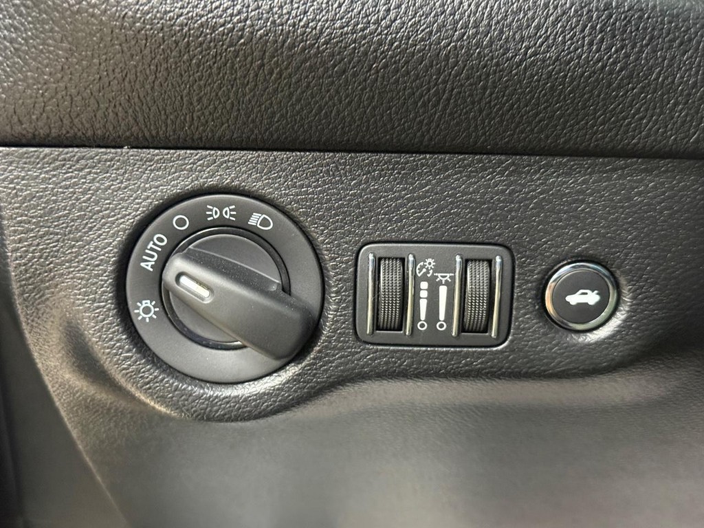 Dodge Challenger Vehicle Full-screen Gallery Image 17
