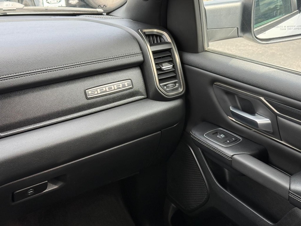 Ram 1500 Vehicle Full-screen Gallery Image 12