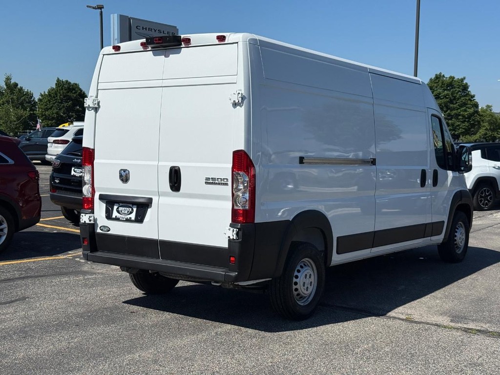Ram ProMaster Cargo Van Vehicle Full-screen Gallery Image 03