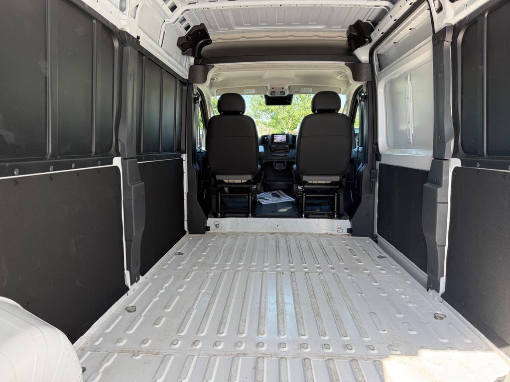 Ram ProMaster Cargo Van Vehicle Full-screen Gallery Image 05