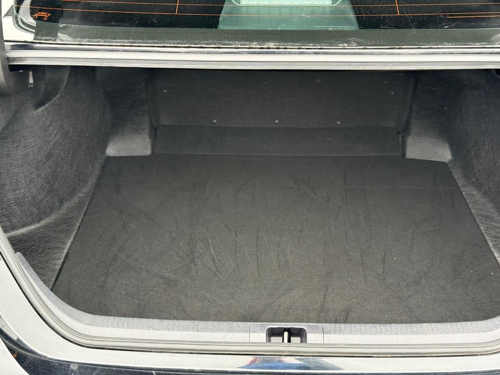 Toyota Camry Vehicle Full-screen Gallery Image 05