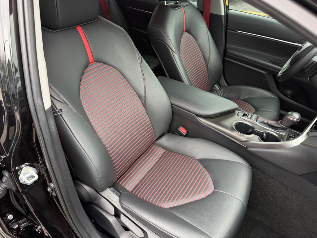 Toyota Camry Vehicle Full-screen Gallery Image 06