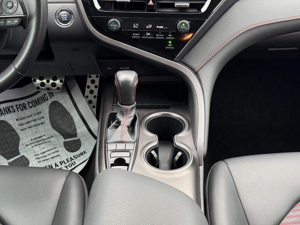 Toyota Camry Vehicle Full-screen Gallery Image 10