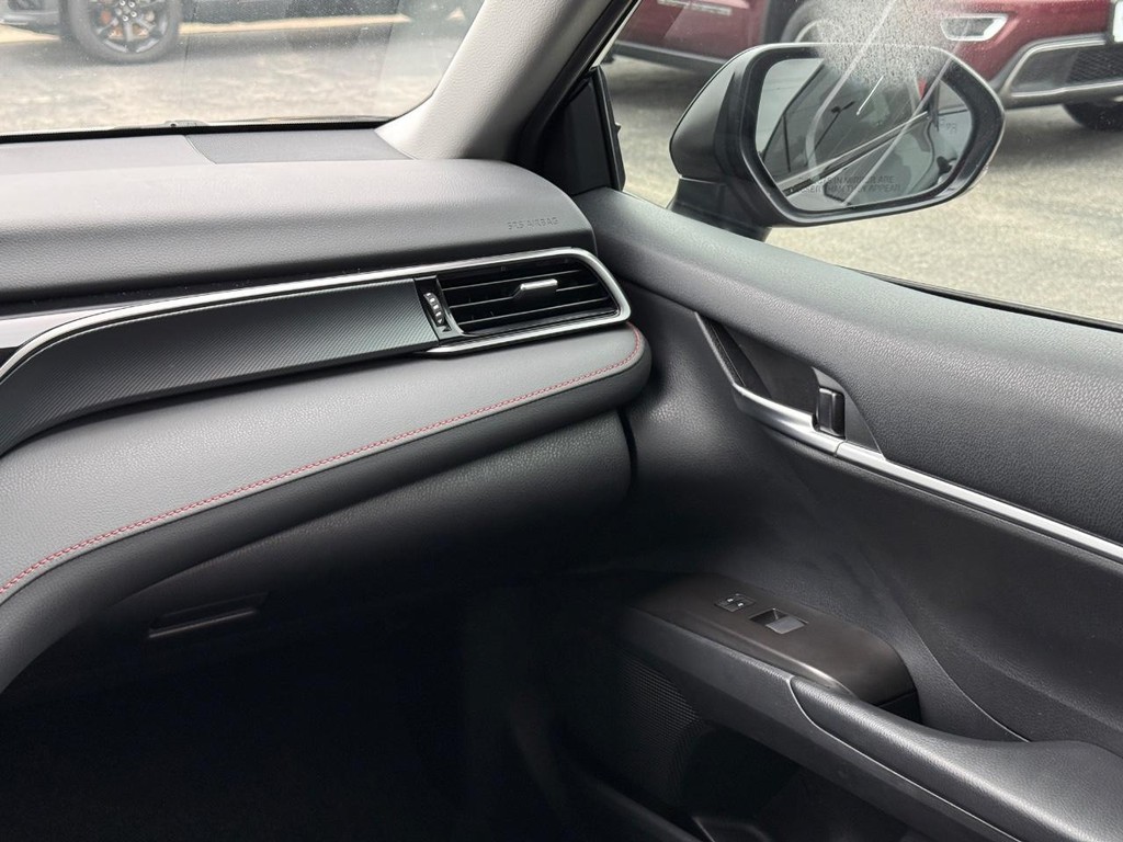 Toyota Camry Vehicle Full-screen Gallery Image 12