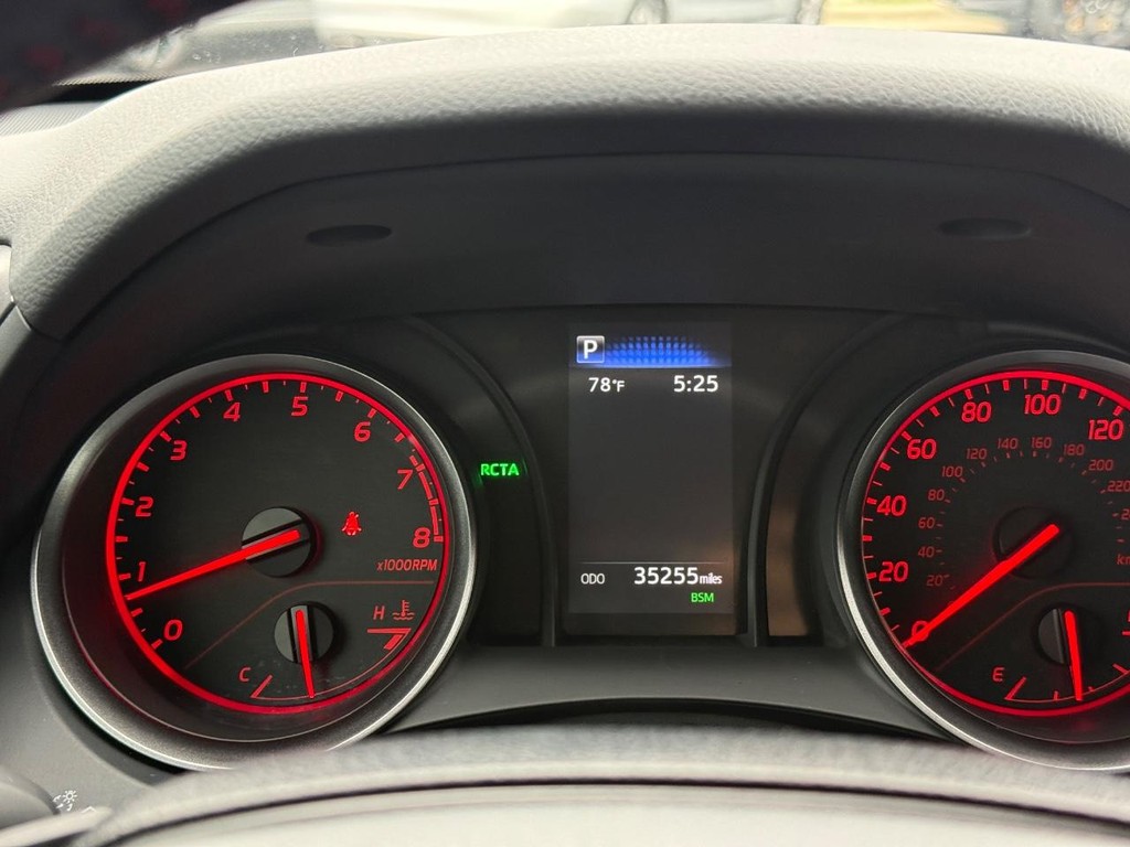 Toyota Camry Vehicle Full-screen Gallery Image 16