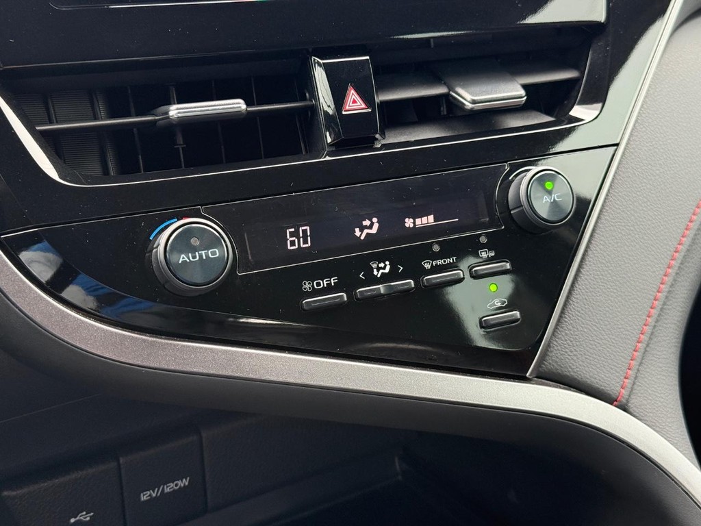 Toyota Camry Vehicle Full-screen Gallery Image 18