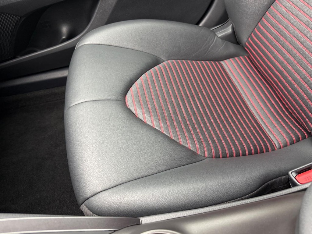 Toyota Camry Vehicle Full-screen Gallery Image 19