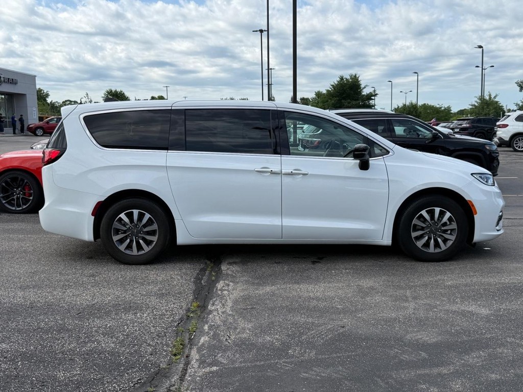 Chrysler Pacifica Vehicle Full-screen Gallery Image 02
