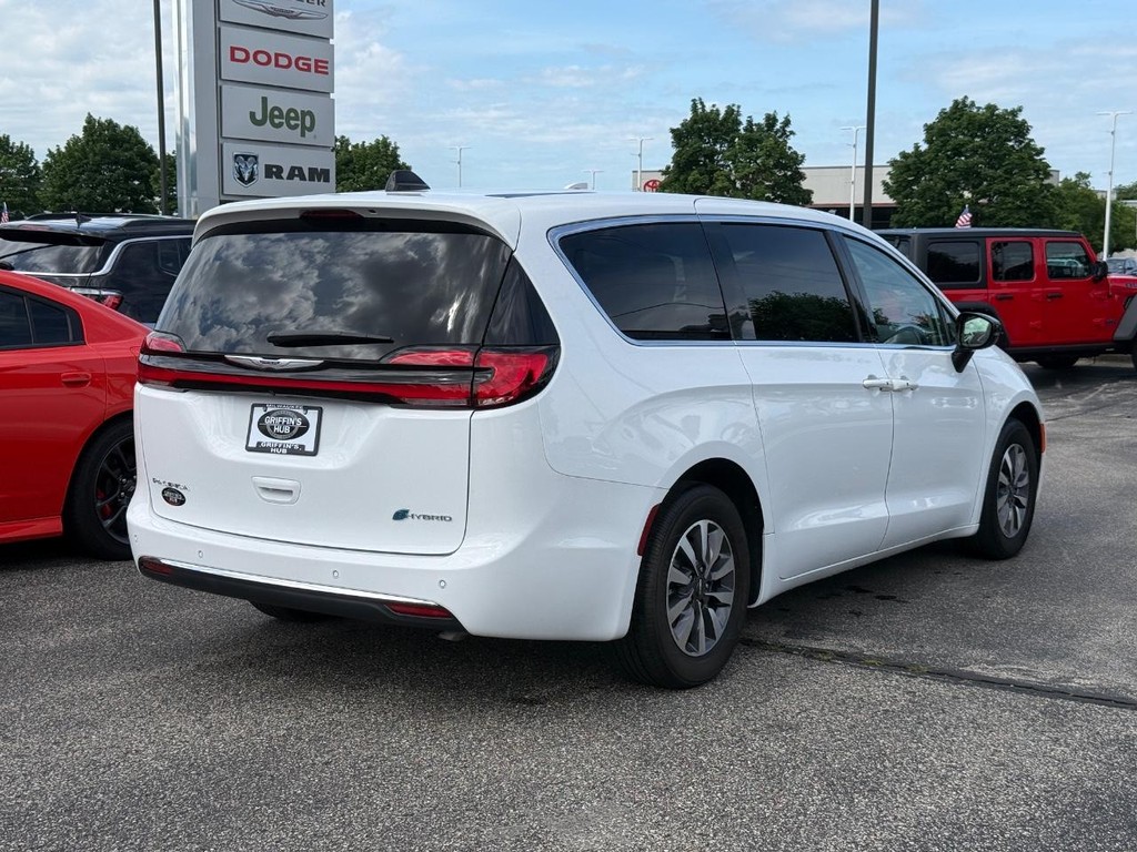 Chrysler Pacifica Vehicle Full-screen Gallery Image 03