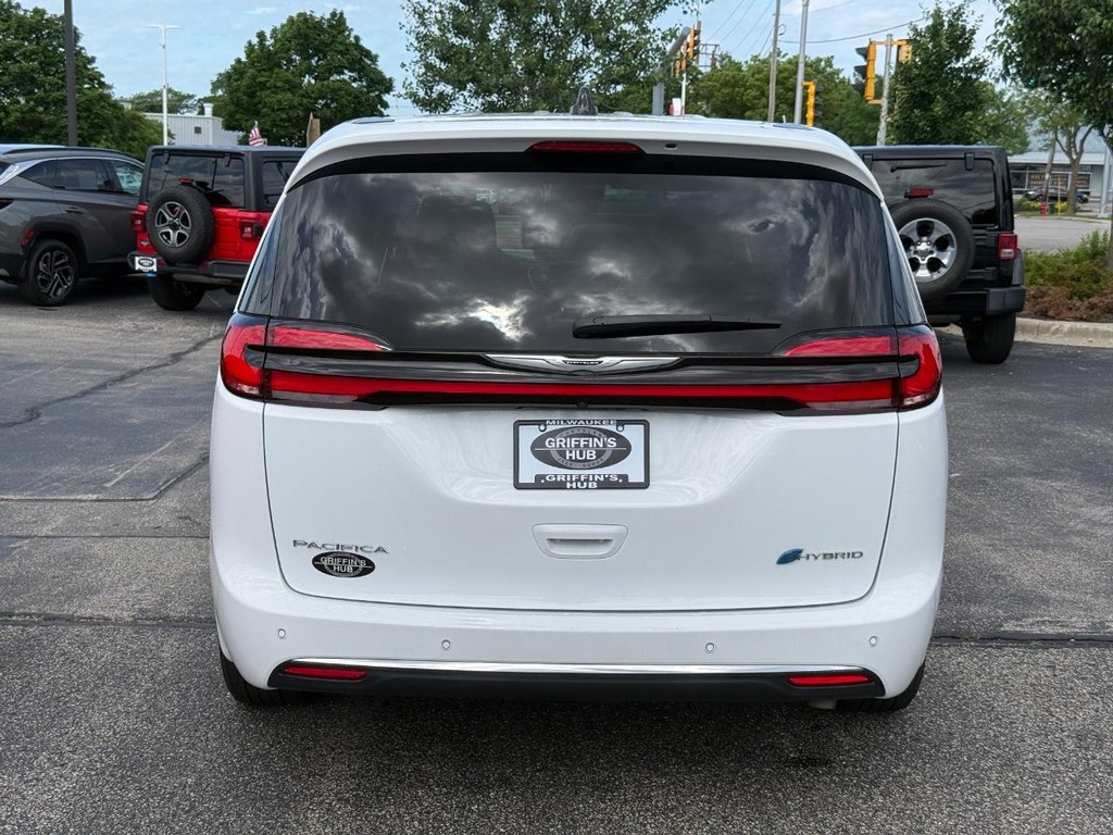 Chrysler Pacifica Vehicle Full-screen Gallery Image 04