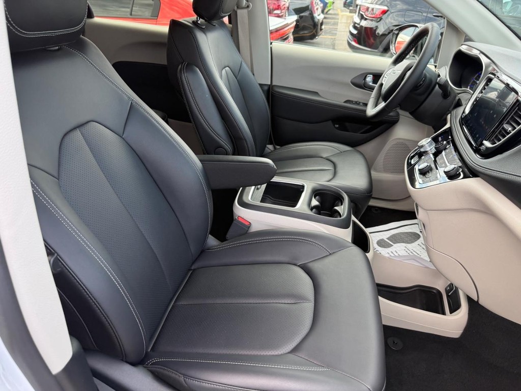 Chrysler Pacifica Vehicle Full-screen Gallery Image 06