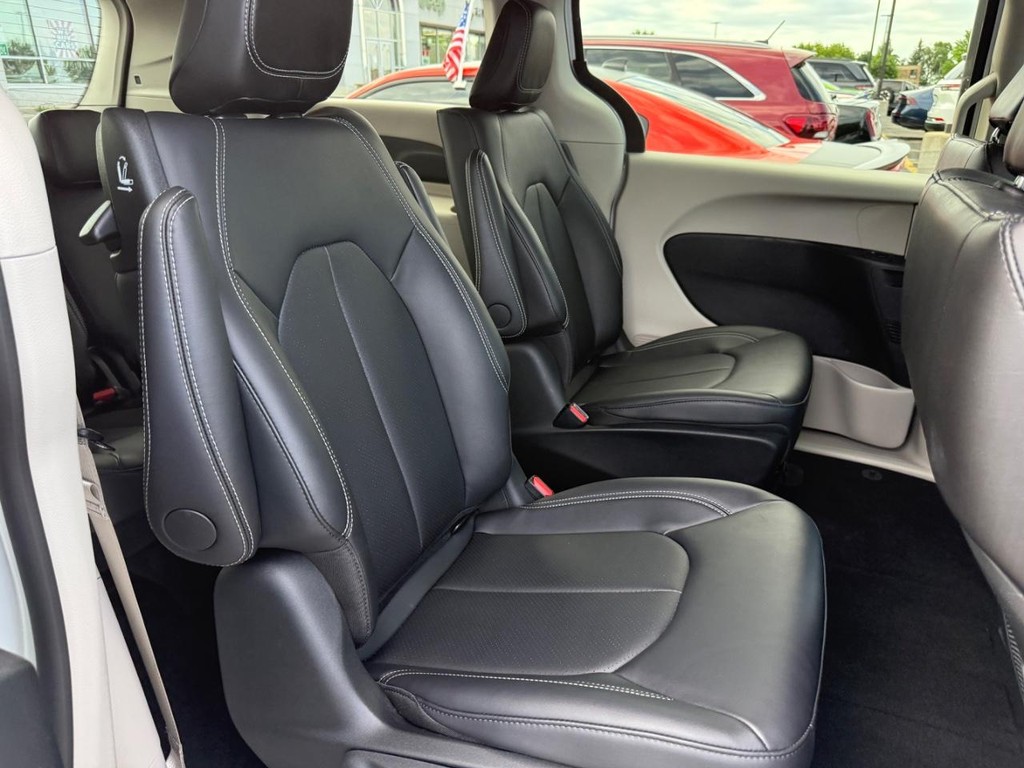 Chrysler Pacifica Vehicle Full-screen Gallery Image 07
