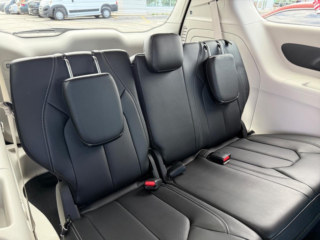 Chrysler Pacifica Vehicle Full-screen Gallery Image 08