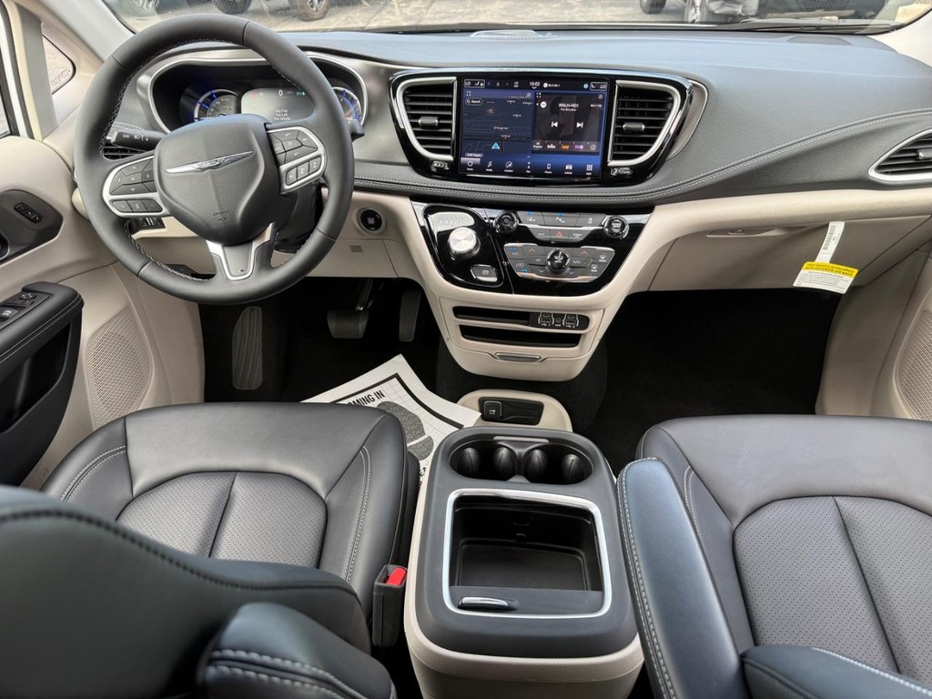 Chrysler Pacifica Vehicle Full-screen Gallery Image 09