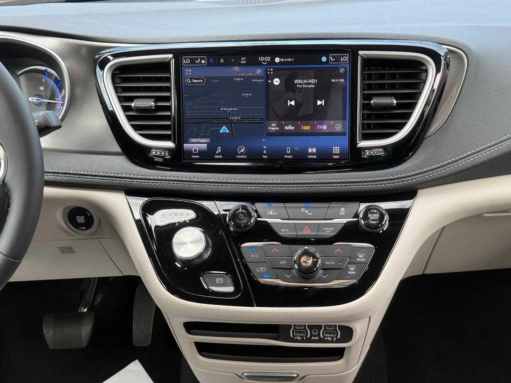 Chrysler Pacifica Vehicle Full-screen Gallery Image 10