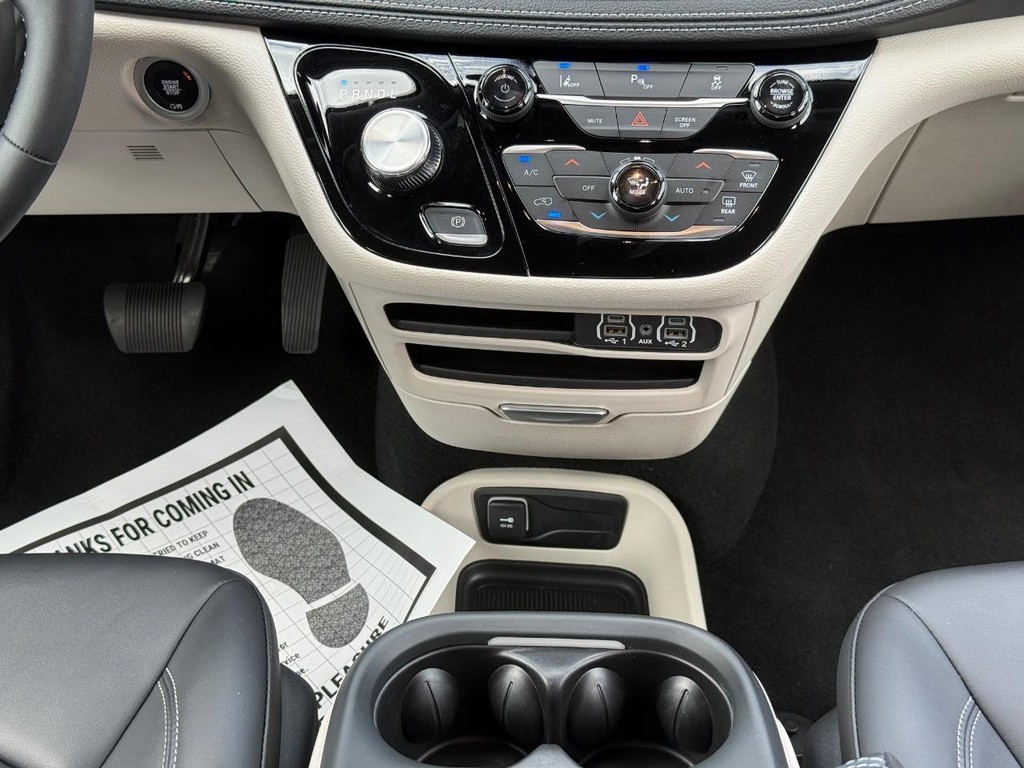 Chrysler Pacifica Vehicle Full-screen Gallery Image 11