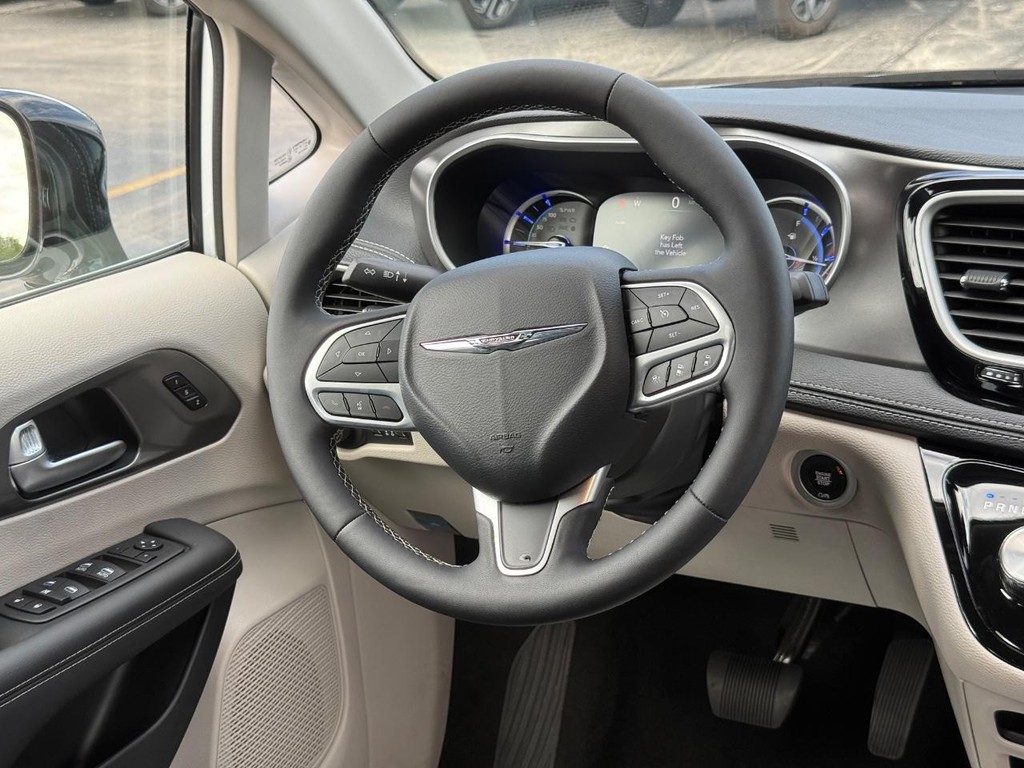 Chrysler Pacifica Vehicle Full-screen Gallery Image 12