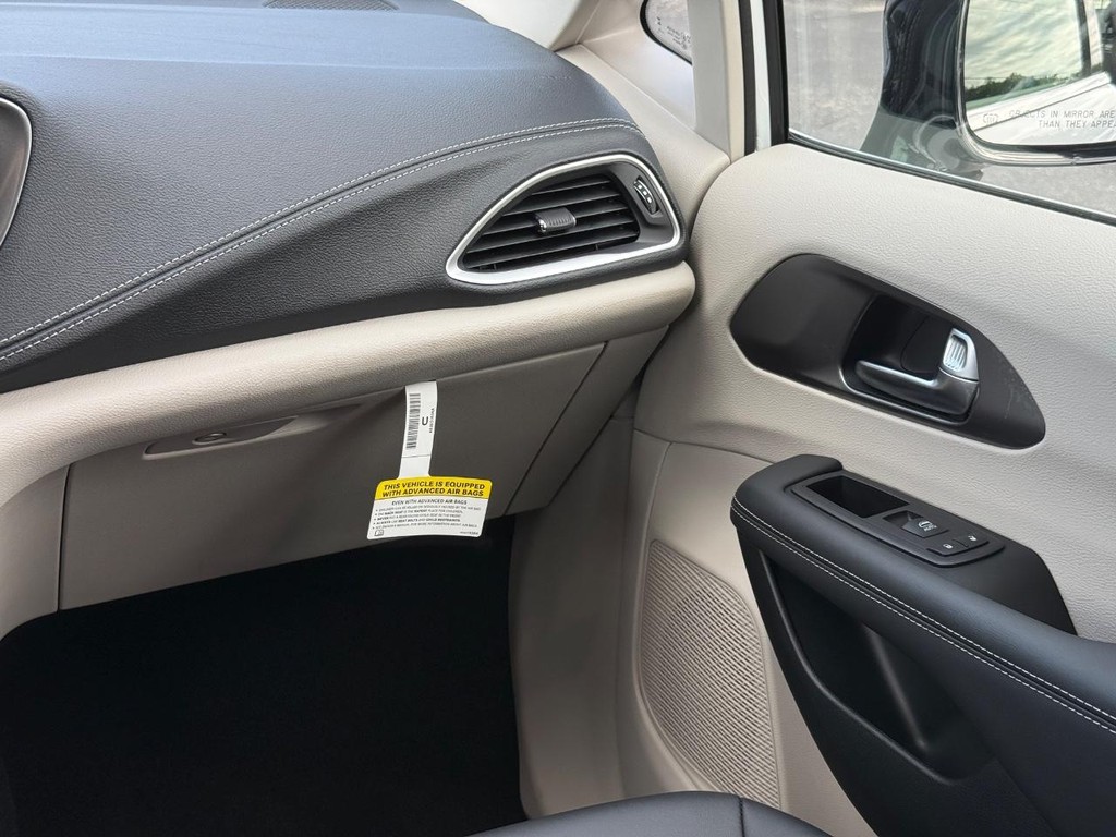 Chrysler Pacifica Vehicle Full-screen Gallery Image 13