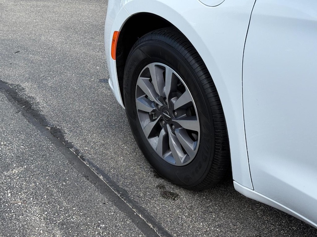 Chrysler Pacifica Vehicle Full-screen Gallery Image 15
