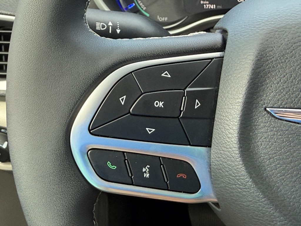 Chrysler Pacifica Vehicle Full-screen Gallery Image 16