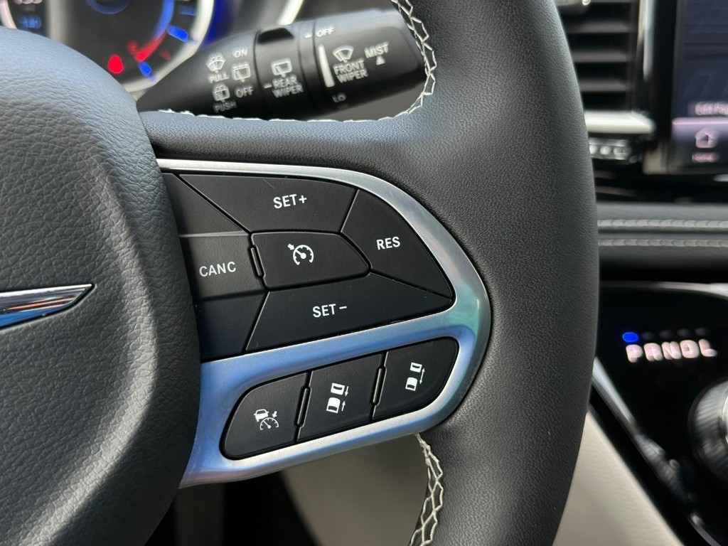 Chrysler Pacifica Vehicle Full-screen Gallery Image 17