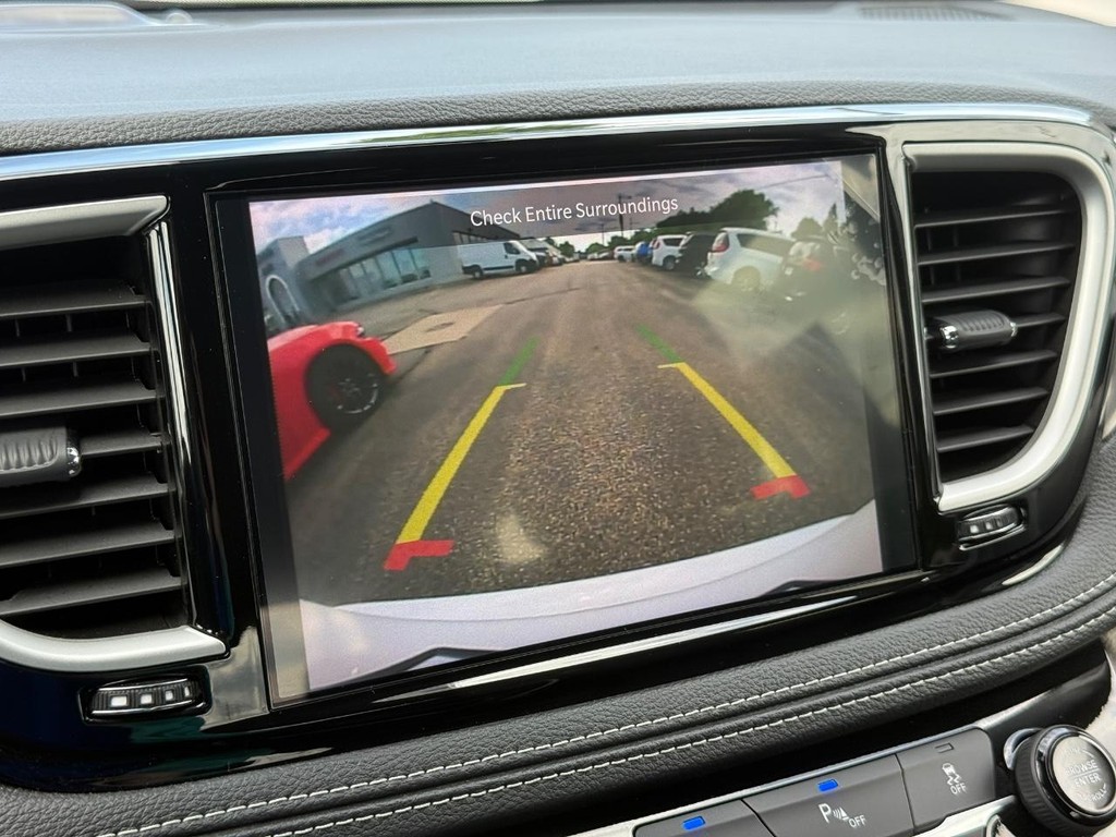 Chrysler Pacifica Vehicle Full-screen Gallery Image 19