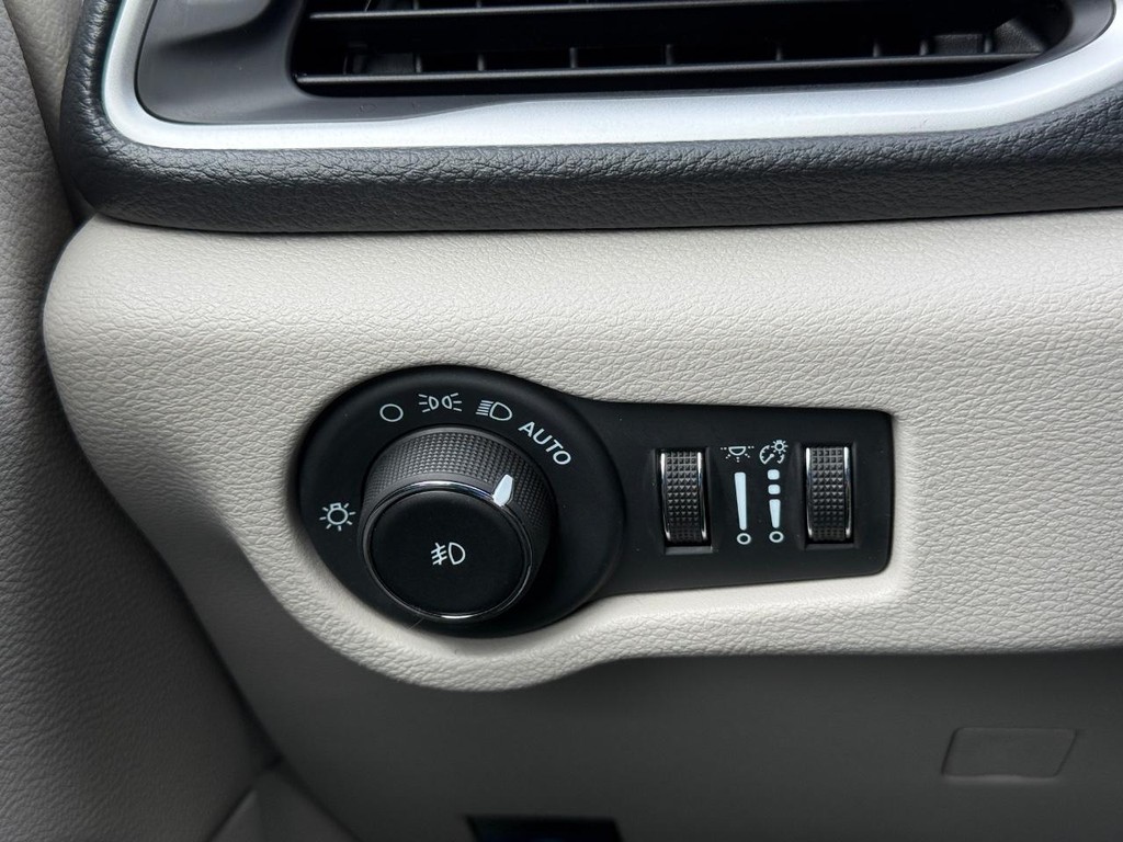Chrysler Pacifica Vehicle Full-screen Gallery Image 22