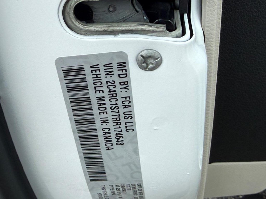 Chrysler Pacifica Vehicle Full-screen Gallery Image 23