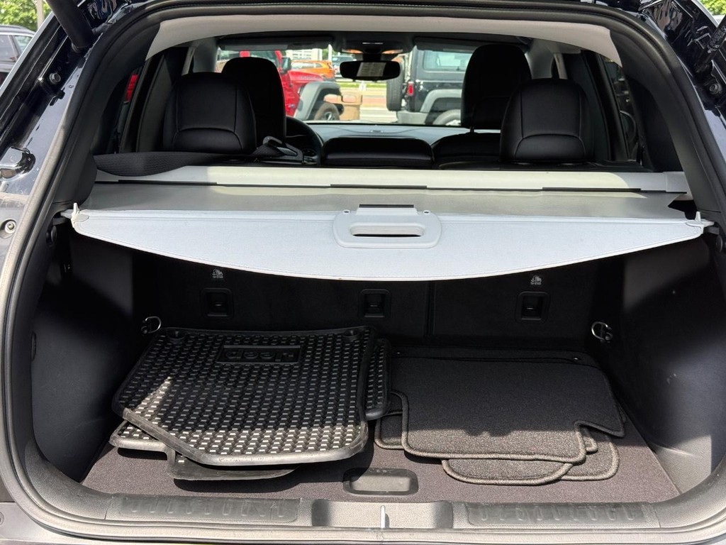 Jeep Cherokee Vehicle Full-screen Gallery Image 05
