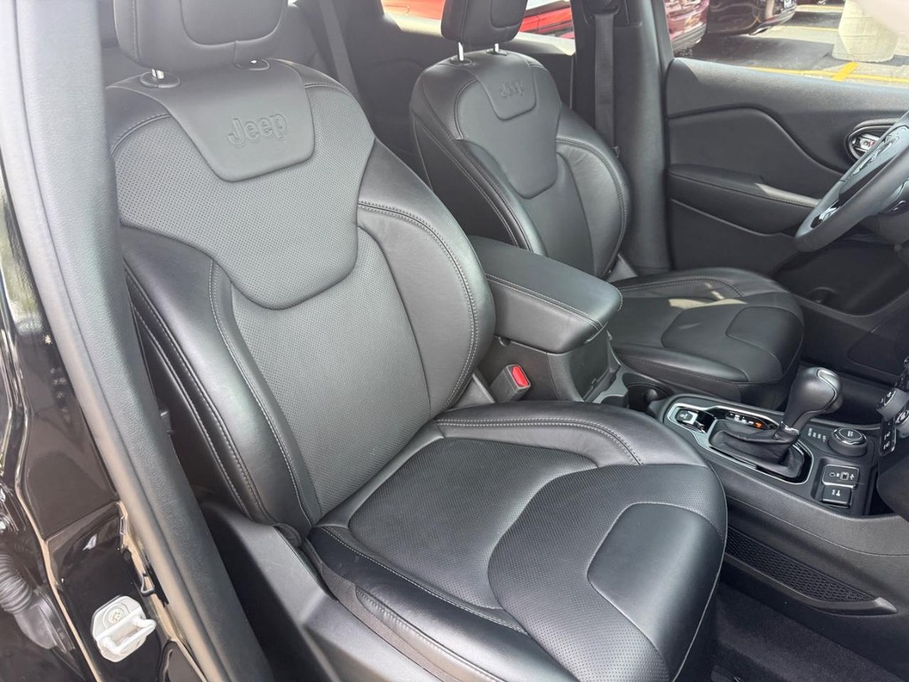 Jeep Cherokee Vehicle Full-screen Gallery Image 06