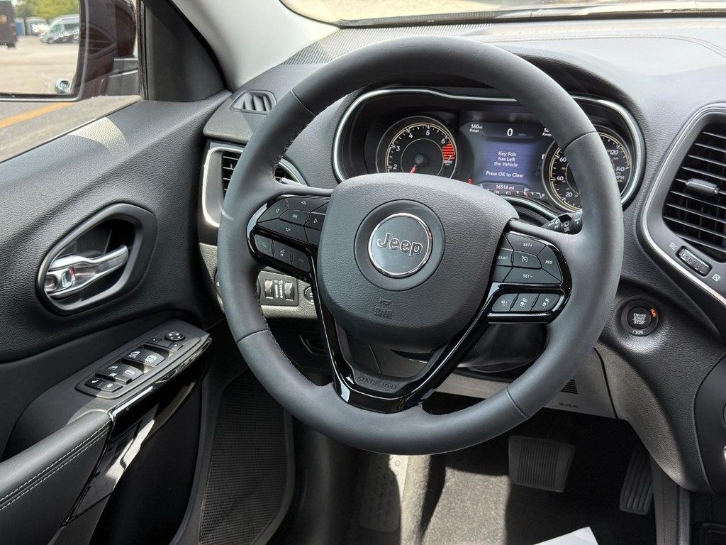 Jeep Cherokee Vehicle Full-screen Gallery Image 11