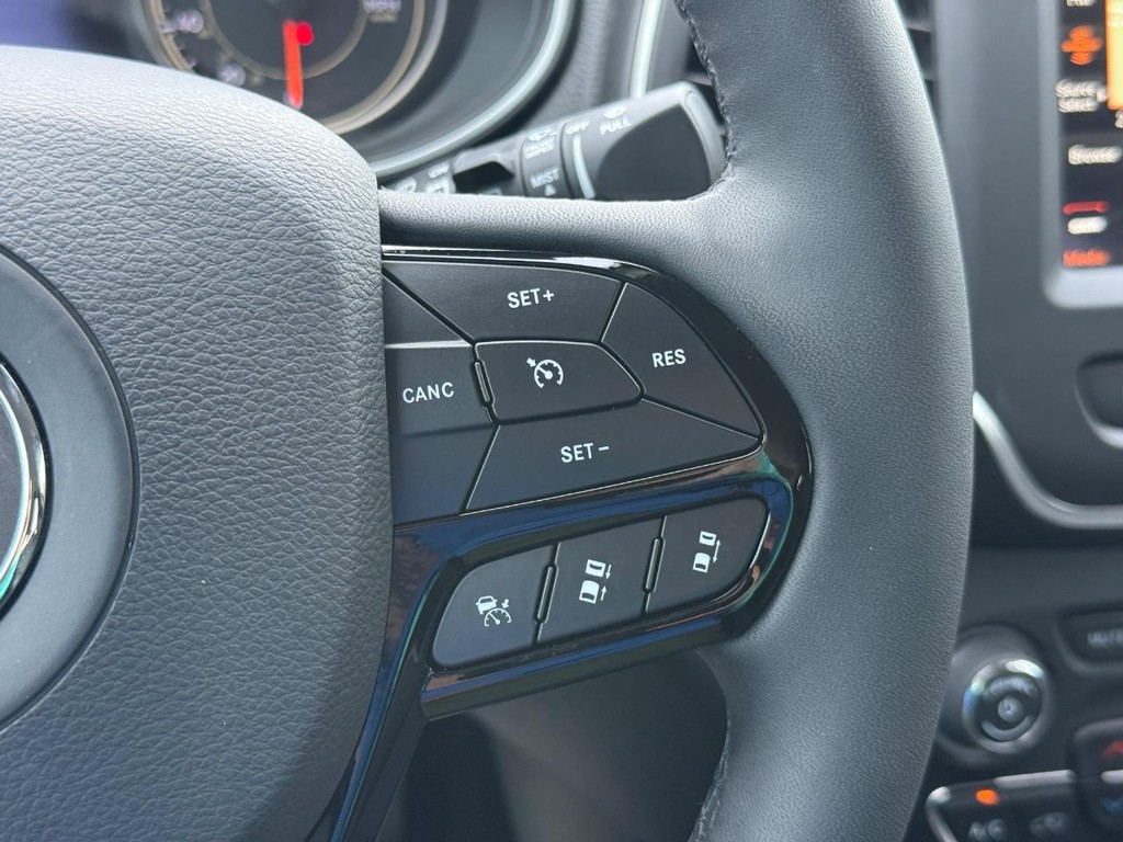 Jeep Cherokee Vehicle Full-screen Gallery Image 16