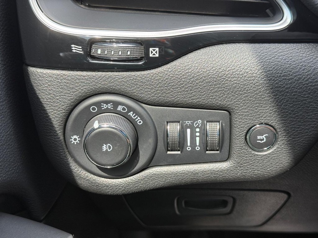 Jeep Cherokee Vehicle Full-screen Gallery Image 21