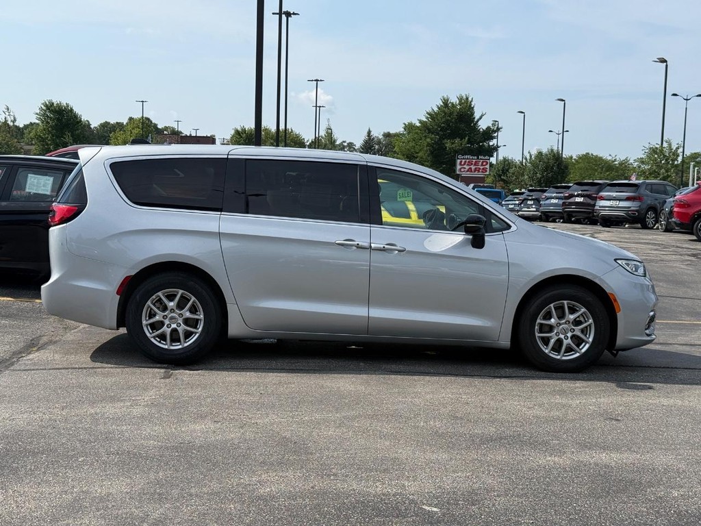 Chrysler Pacifica Vehicle Full-screen Gallery Image 02
