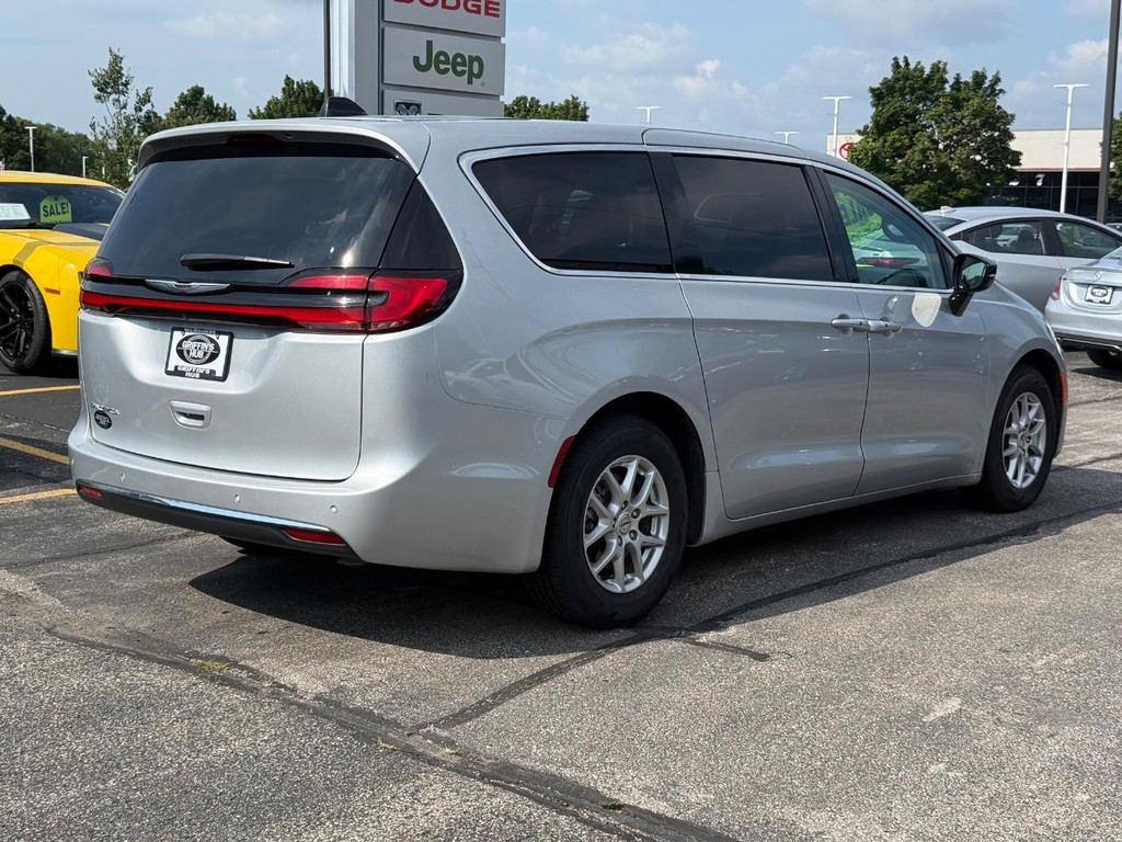Chrysler Pacifica Vehicle Full-screen Gallery Image 03