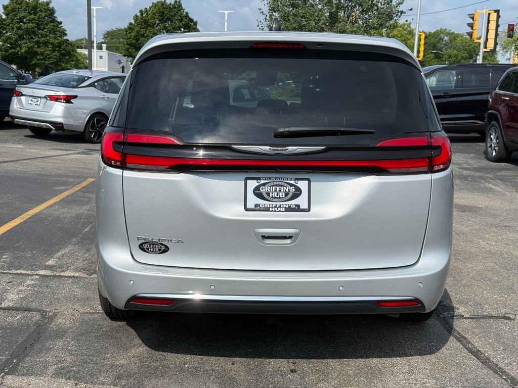 Chrysler Pacifica Vehicle Full-screen Gallery Image 04