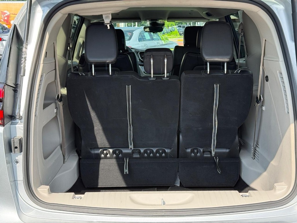 Chrysler Pacifica Vehicle Full-screen Gallery Image 05