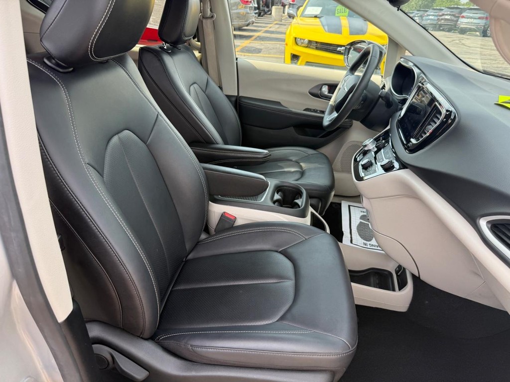 Chrysler Pacifica Vehicle Full-screen Gallery Image 06
