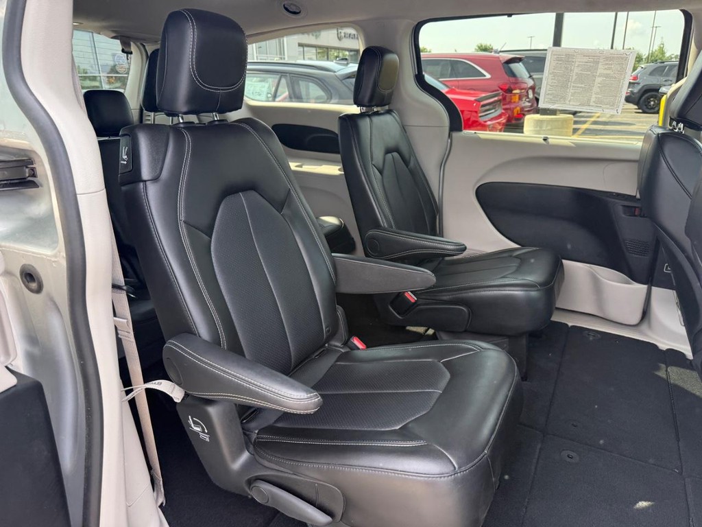Chrysler Pacifica Vehicle Full-screen Gallery Image 07